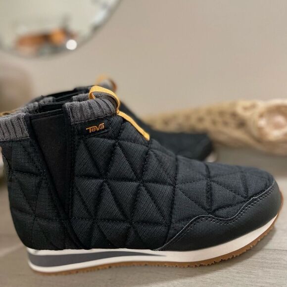 New Teva moccasins  boots size 6 black New - Picture 8 of 8